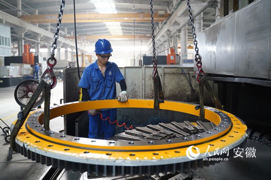 马鞍山方圆精密机械有限公司内工人正在生产机械转轴。人民网 王锐摄