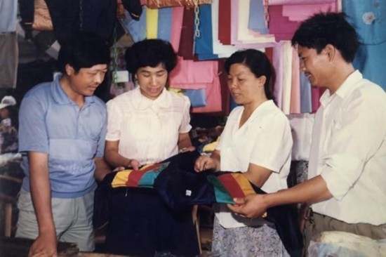 何海美在第一代马路市场里摆摊卖衣服。受访者供图
