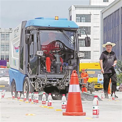 杭州西湖：现代化环卫作业“扫”出城市新模样