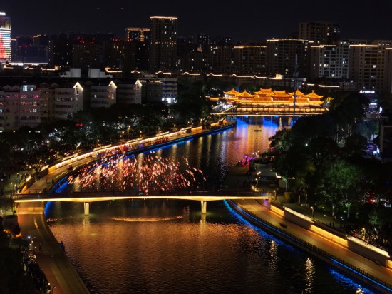 龙津桥上的“打铁花”表演照亮奉城夜空。樊建威摄