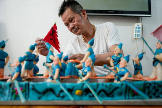 杨云友制作完成了一艘长1米的瑞安传统龙舟。孙凛摄