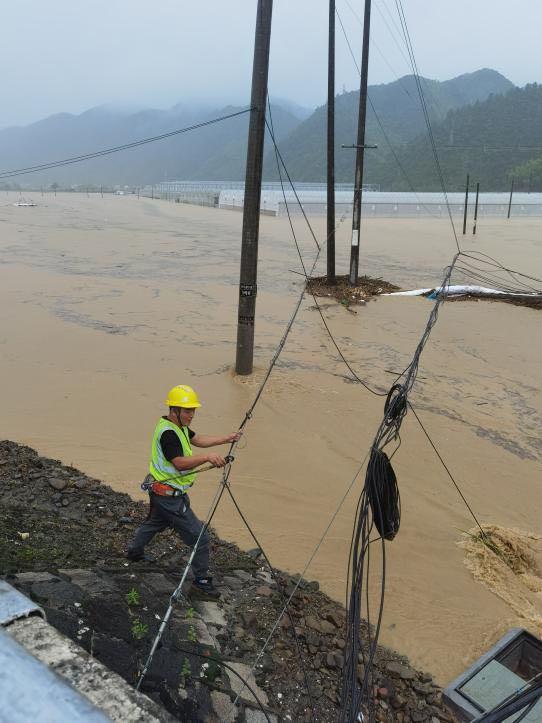 道路被淹，浙江移动杭州分公司工作人员通过绳索前往抢修点