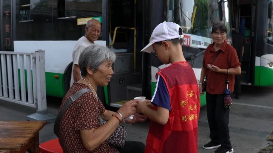 “夏日送涼茶”活動現場。路南街道供圖