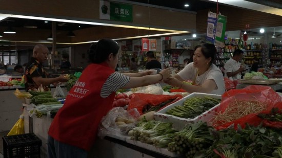 “夏日送涼茶”活動現場。路南街道供圖