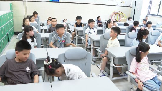 學生用上可升降課桌椅。瑞安市委宣傳部供圖