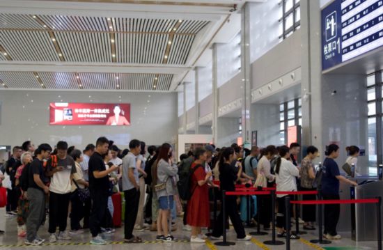 杭台高鐵嵊州新昌站內，旅客有序檢票乘車