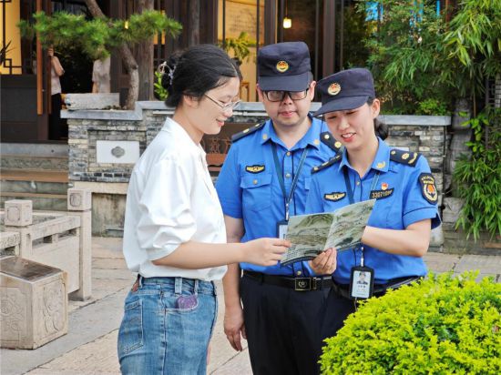 執法人員在餐廳后廚進行檢查。黃佳慧攝