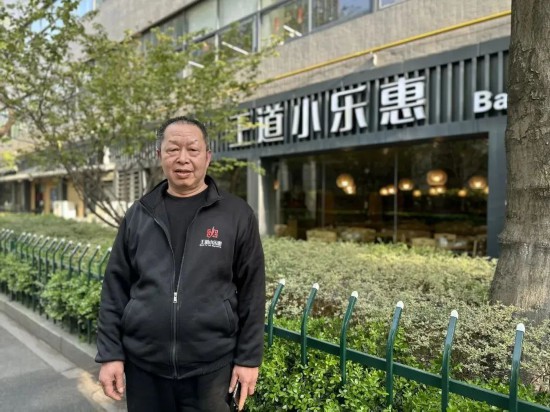 何師傅與“王道小樂惠”店面合影。受訪者供圖
