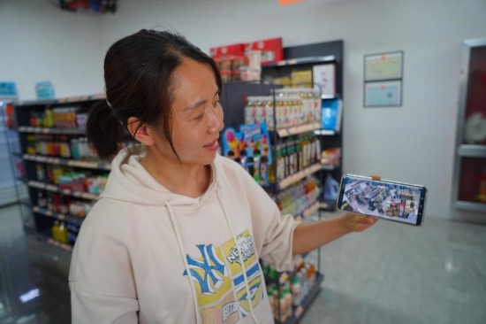 邵艳梅和她的AI“员工”。受访者供图