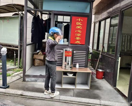 永泰嘉园小区新划定的爱心骑手车位。马晨轩摄