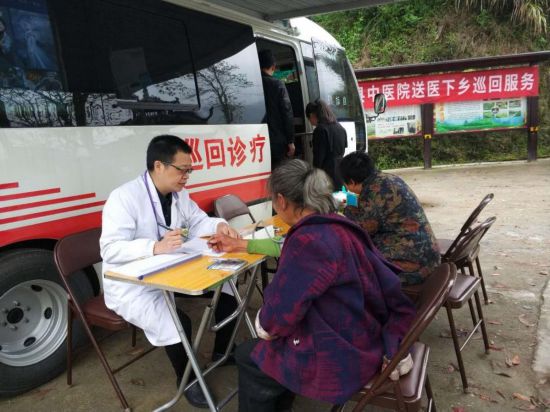 浙江移動運用數智技術手段,將巡回診療車改造升級成為“移動醫療站”。浙江移動供圖