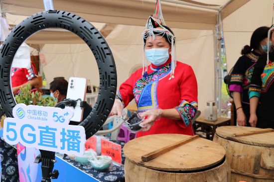 助力當地打造“移動網絡+手機直播+農副產業”畬播模式。浙江移動供圖
