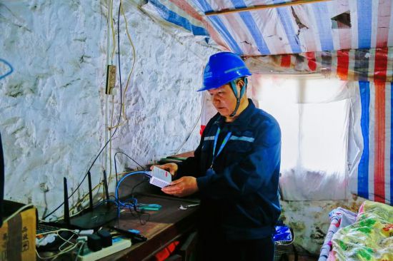 在溫州鹿西島,移動智慧家庭工程師董建勝為島上居民保障移動通信網絡暢通。浙江移動供圖