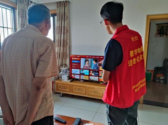 在嘉善,浙江移動推出“暖心遙控器”適老化改造服務。浙江移動供圖
