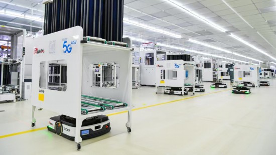 數百台AGV小車在工廠內有序穿行。浙江移動供圖