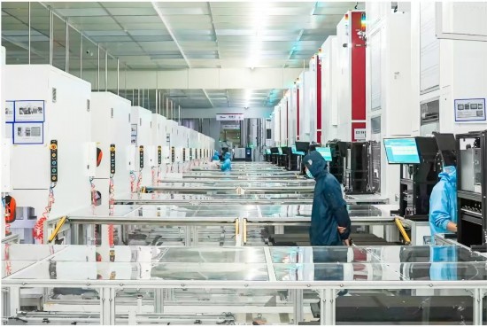 維護人員對車間全自動化設備進行巡檢。浙江移動供圖