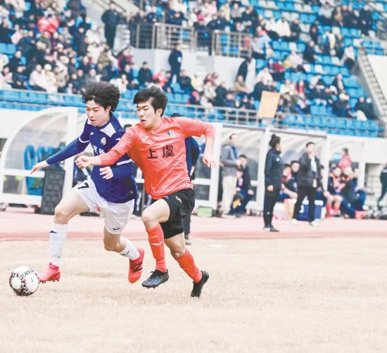 揭幕战中，上虞队和诸暨队球员积极拼抢。滕家瑜 摄