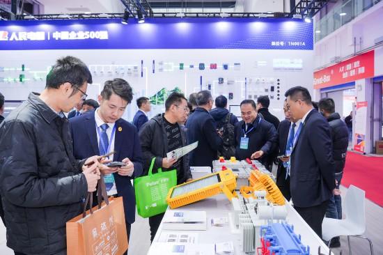 客商洽談業務。曾盼攝