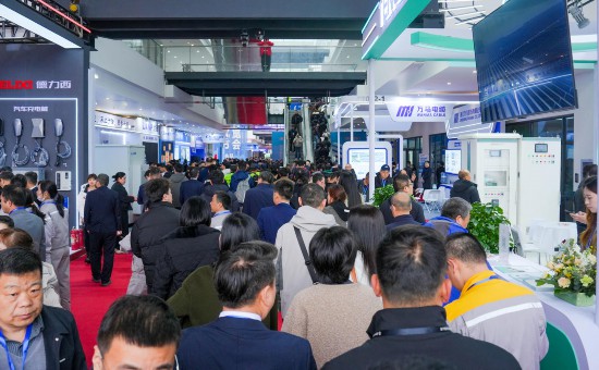 展會現場人潮涌動。曾盼攝