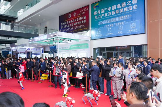 人形機器人亮相。曾盼攝